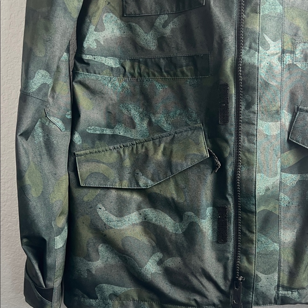 Volcom Women’s Green and Black Camo Field Ski Snow Jacket with Gore-Tex Tech - Picture 6 of 13